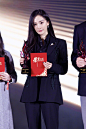 杨幂黑色西服优雅性感写真图片

