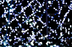 彩灯,花环。模糊的照片。庆祝的背景。