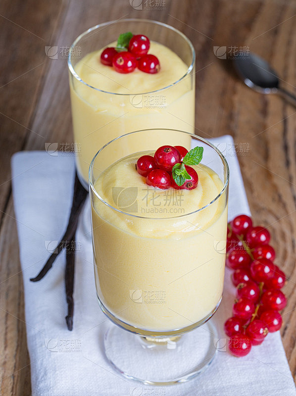 香草奶油甜点配香草豆和醋栗