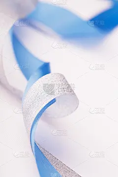 漂亮的蓝色和银色缎带
