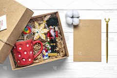 手工制作的爱心包，带有糖果的季节礼品盒，白色桌上的杯子，为家人，朋友，女孩的感恩节，圣诞节，圣诞节，