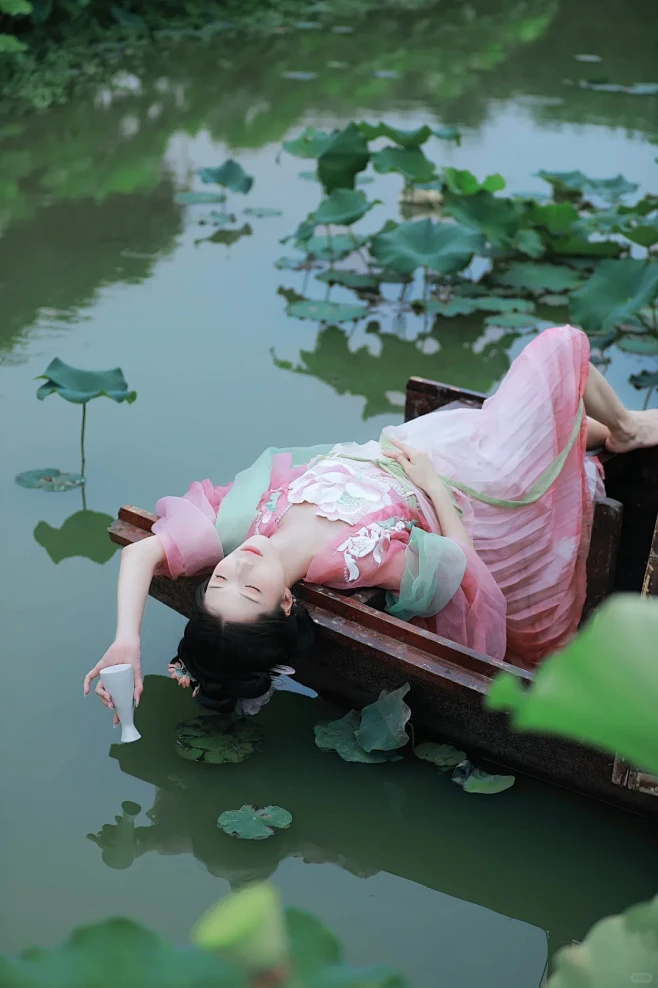 在荷花池躺平的一天 - 小红书