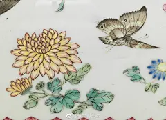 粉彩花蝶纹如意耳葫芦尊。蒜头口, 腹硕圆,口,肩连以如意形耳,圈足，外通体白釉地上绘以形态各异的彩蝶及各式花卉, 争奇斗艳, 相映成辉。