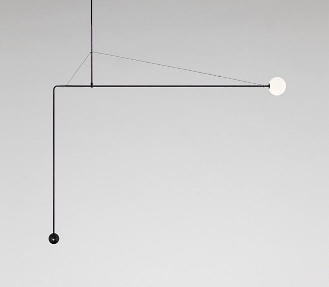 点与线构成的吊灯丨设计：Michael Anastassiades。灯具设计给人以精美极简的平衡美感，每一组灯具宛如一个个体操吊环运动员在空中 ...