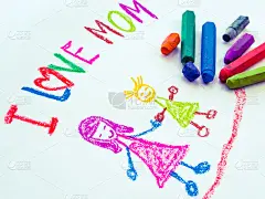 孩子画的母亲抱着女儿为母亲节快乐的主题