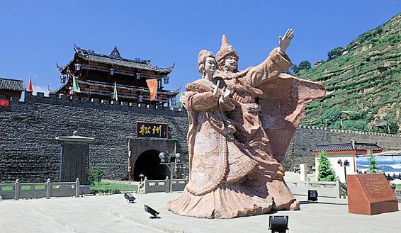 红军长征纪念碑建于松潘县川主寺镇元宝山上，是去九寨沟、黄龙的必经之地。川主寺地处...