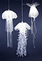 美国设计师Roxy巧借海洋中的水母，设计了这一组名为Medusae Pendant Lamps的水母吊灯。柔和飘逸的乳白色主体加上底部形态各异的长长流苏，如游弋着的水母般飘逸灵动，让人仿佛置身于海底世界，这样一盏华丽的美灯放在居室里，一定非常浪漫。