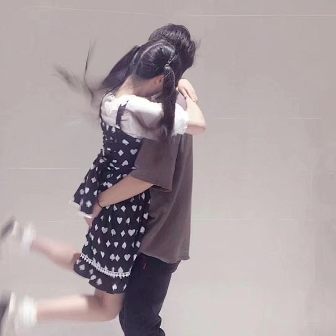 想当个小孩子 
被你抱在怀里
爱个没完没...
