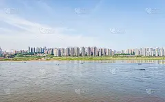 长江上的集装箱货轮