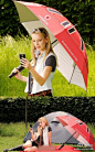 【多功能伞】不要以为这是一把伞，它除了能增强手机信号之外，还是个太阳能充电器。能够在三小时内将一个智能手机的电池充满。