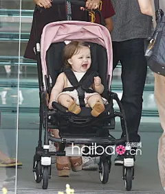 【Harper Seven Beckham】“七公主”1岁啦！集各种宠爱于一身的小贝女儿哈珀·赛雯·贝克汉姆 (Harper Seven Beckham) 周岁纪念“小相册”逗趣送到，“萌小七”生日快乐哦~_海报时尚网