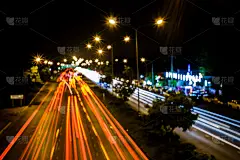 摘要背景，车速汽车灯在夜间的交通道路上