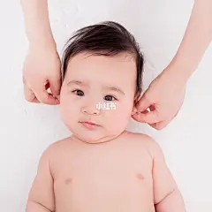 宝宝百天照这么拍，你喜欢吗 : 没有花哨的装饰 不用费脑的造型 和宝宝简单互动 也能拍得美美的 最纯真可爱片刻 你❤喜欢❤吗？ @薯管家 @生活薯 @红卡薯