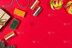 红色新年背景上的橘子果酱糖果和棒棒糖。糖果和糖果店的横幅。与地方的文本。