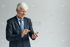 商业生活方式。商人孤立地站在灰色的手机上浏览快乐的笑