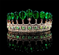 【30年来拍卖市场上最为重要的稀世之宝】 香港苏富比春拍会展出的CHAUMET绿宝石镶钻皇冠被誉为过去30年来拍卖市场上最为重要的稀世之宝，其估价约为500万至1000万美元。此皇冠上方镶有11枚罕见不凡的梨形哥伦比亚绿宝石，共重逾500克拉，份量惊人，相信曾属于拿破仑三世的妻子欧金妮皇后的私人珍藏，更有可能曾镶嵌在印度国王的项链上。据考证，CHAUMET这款珍贵绿宝石打造的闪耀皇冠是由珠宝珍藏量享誉全球的德国杜内斯马克伯爵，约于1900年为其第二任妻子卡特莉娜特别订制，其所蕴含的巨大价值与精致奢华不言而