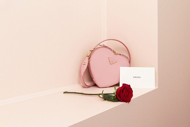 Prada 推出一系列的粉紅色單品，慶祝...