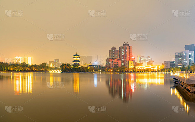 晚上，城市的天际线在中国山西省太原市