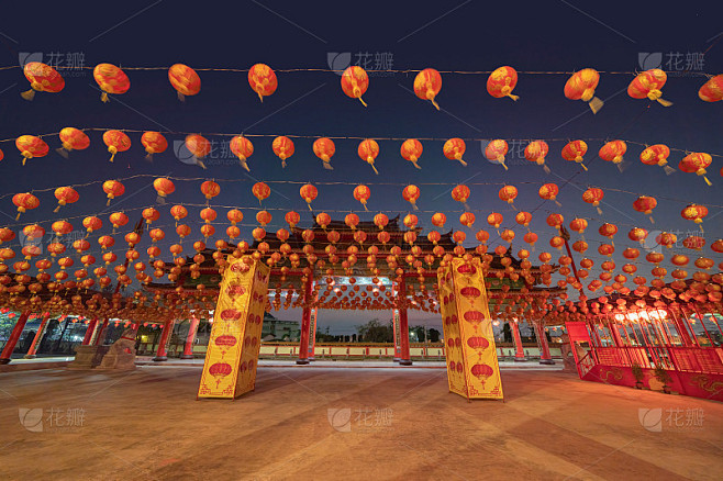 红色的中国灯笼挂在户外的电线灯中国镇寺庙...