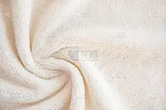 柔软舒适的格子布由白色织物与一堆在美丽的褶皱