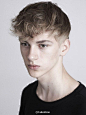 Model. Dominik Sadoch / 1997年出生的波兰麻豆，身高187cm，常为Balmian、Louis Vuitton等大牌走秀。五官很精致，人气也很高，粉丝们都叫他“多多”，金发蓝眸自带撩妹属性，常常一个眼神就能把迷妹们撩倒 ​​​​