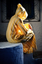 非洲北部摩洛哥的传统日常服饰“Djellaba”，一种男女皆可穿着的连帽宽松长袍，冬夏两季分别用羊毛和棉布裁制，兜帽有遮阳与防尘的功用。Djellaba 朴素的形态和足以蔽身的长度，是伊斯兰教律所主张的“既不浪费、又不吝啬”的中正之美。