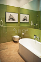 卫生间采用绿色为主色调，宽幅的镜子将空间扩充。