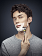 吴磊 x 吉列Gillette┊ 昨天还是隔壁学长，今天就摇身一变成撩人的剃须型男。这次吴磊代言吉列，难得展现了自己成熟的一面，浑身散发着注重面子的精致感，最新拍摄的@吉列Gillette 宣传片里，吴磊弟弟的动态更加迷人。戳这里O网页链接 收藏店铺就能解锁福利，属于半熟少年的荷尔蒙一起来了解 ​​​​...展开全文c