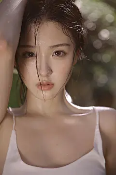 芭蕉树，雨林，吊带连衣裙美女淋雨湿身唯美户外写真图片_性感美女_3g美女图片