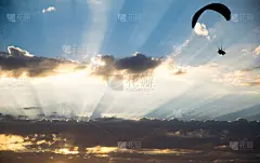 高崖跳伞,天空,多代家庭,风,水平画幅,陆用车,夏天,户外,保护工作服,运动