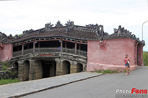 美丽的越南瓦顶木桥 岁月雕刻的痕迹