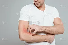 男人抓手与过敏孤立灰色的裁剪观点