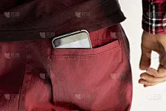 将智能手机放在男士衣服的口袋里，往后看，象征着手机对健康的影响