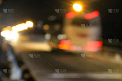 夜景模糊了车灯