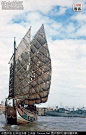 繁忙的黄浦江景象――老式帆船、驳船、商船和美国海军舰只共用一条水路。