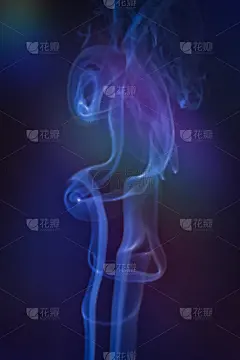 黑暗的地面上烟雾缭绕