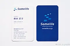 藤田雅臣（Masaomi Fujita），1983年出生于日本静冈县，他从静冈文化艺术大学设计系毕业后，最初是从事编辑工作的，几年后才回归设计本职，一直在广告公司做设计直到他在2012年成立了自己的工作室“tegusu”，tegusu工作室的官方主页是：网页链接，图1-8是他的名片设计 ​