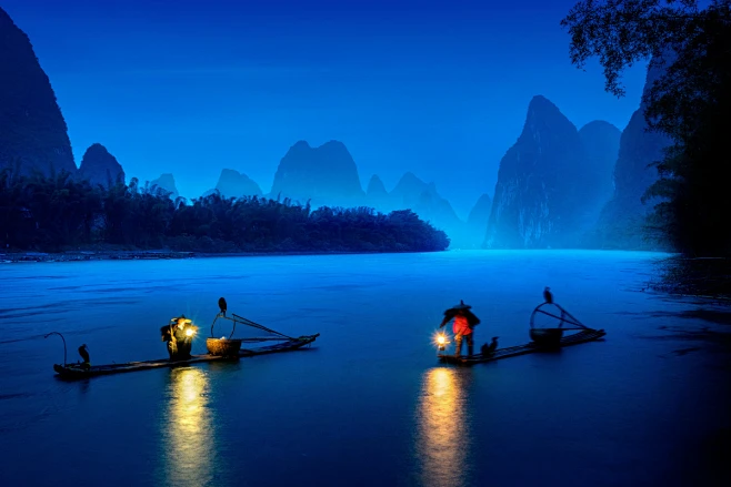 摄于广西桂林。此景名叫黄布倒影。山、水、渔翁，好一幅山水风光。-花瓣网