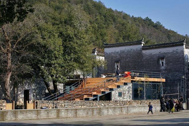 36新建筑为庭院提供了竖向上的丰富体验-...