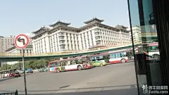 我们四人入住南门城墙脚下书院青旅，得亏准备的早，不然就住不到这么有特色的旅舍。书...