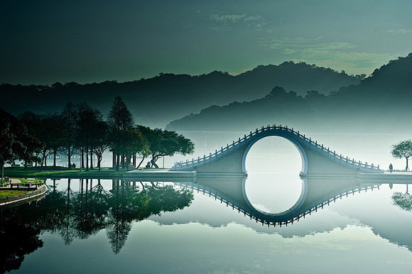 台湾皎洁的月光桥 图片来源： 築