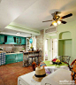 一字型的厨房设计，完全开放式设计；独有的马赛克瓷砖吧台，让厨房更加方便。地中海风格的整体收纳橱柜，创意生活小户型地中海风格深绿色开放式厨房收纳装修效果图2013图片