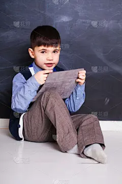 幸福,男孩,药丸,坐在地上,脸颊,真实的人,在活动中,计算机,背景分离,长度