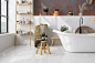 白色舒适的浴室内部与美丽的浴缸，浴室配件，毛巾，植物，瓷砖墙，梯子，玫瑰。最小的设计。浴室的背景。调