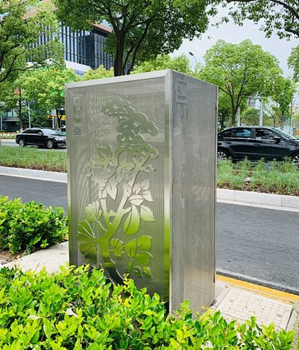 迎进口博览会倒计时100天 街头便是展台...