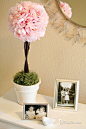 雅致的树型牡丹花球装饰盆栽的制作方法 仿真花饰作为家居中的装饰品之不仅仅可以用花瓶盛放摆设，可以制作成花环、盆栽等造型来呈现，使用仿真的粉红色牡丹花制作的花球，并以树型盆栽的样式展现出来是这款花饰的特色。 #手工# #DIY#