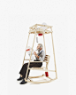瑞士设计师 Damien Ludi 和 Colin Peillex 设计了一款名为“摇椅编织（rocking knit）”的椅子，当你坐在椅子上摇来摇去的时候，摇椅上方的机械系统可以利用你的摇动编织毛线，日积月累，你就可以得到一顶帽子。