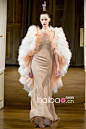 【Alexis Mabille】蝴蝶结女王的戏剧情结！艾历克西斯·马毕 (Alexis Mabille) 2012秋冬高级定制秀大图+视频，海报时尚网带你回味2012秋冬巴黎高级定制时装周_海报时尚网