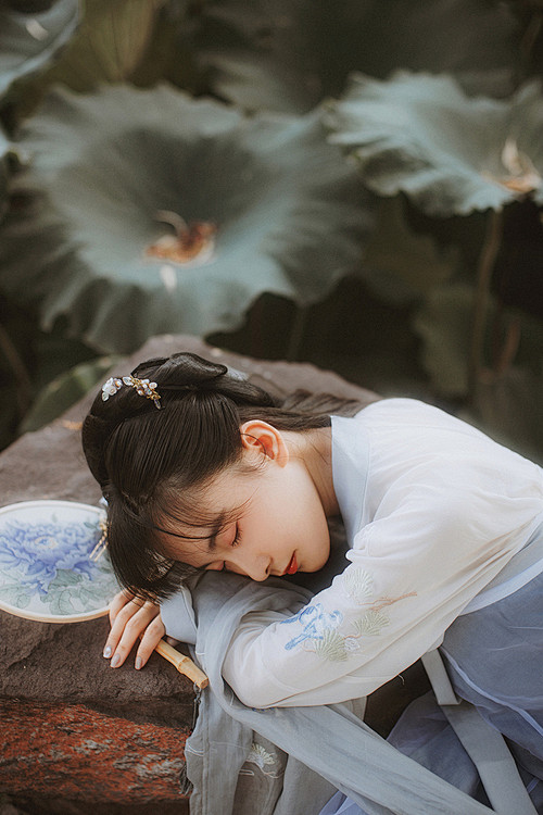 绿蕊生枝上，花飞果亦成。
山空人去后，唯...
