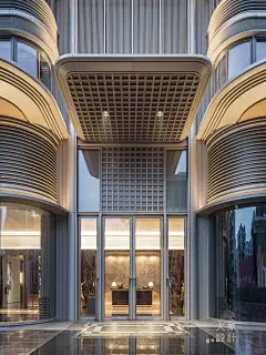 太原瑞府及滨河润府示范区 主立面的选材上，选用范思哲黑石材与香槟金铝板的组合，形成了坚实稳固而富丽堂皇之感。整个大门的设计非常简洁而大气，没有 ...